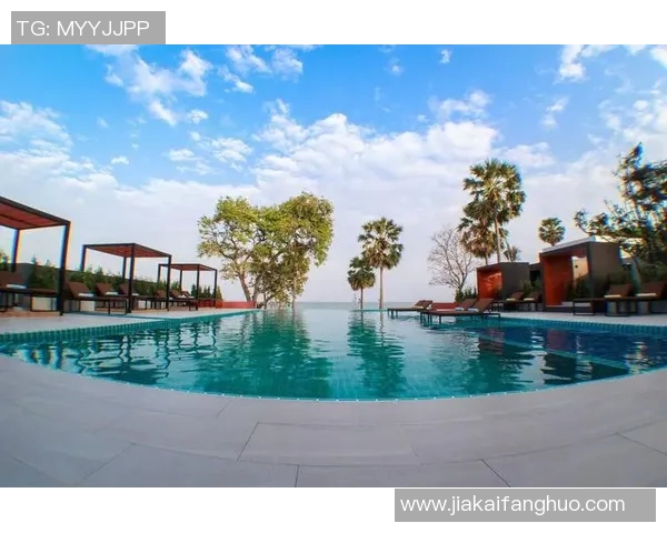 以室外泳池为核心打造度假休闲空间,享受阳光与清凉的完美融合